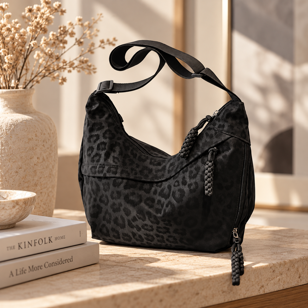 Livana Bag Schultertasche im schimmernden Leo-Look