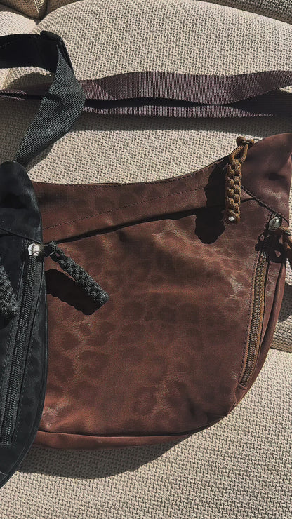 Livana Bag Schultertasche im schimmernden Leo-Look